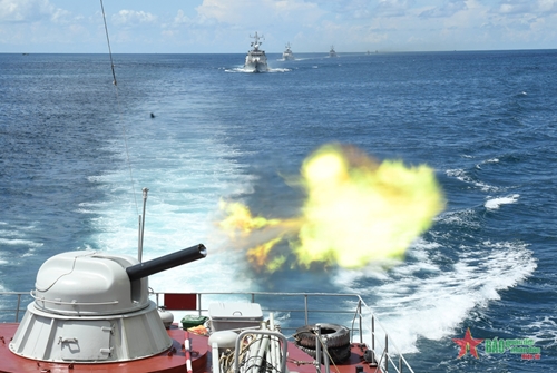Lữ đoàn 127 và Hải đội Dân quân thường trực kiểm tra bắn đạn thật trên biển

